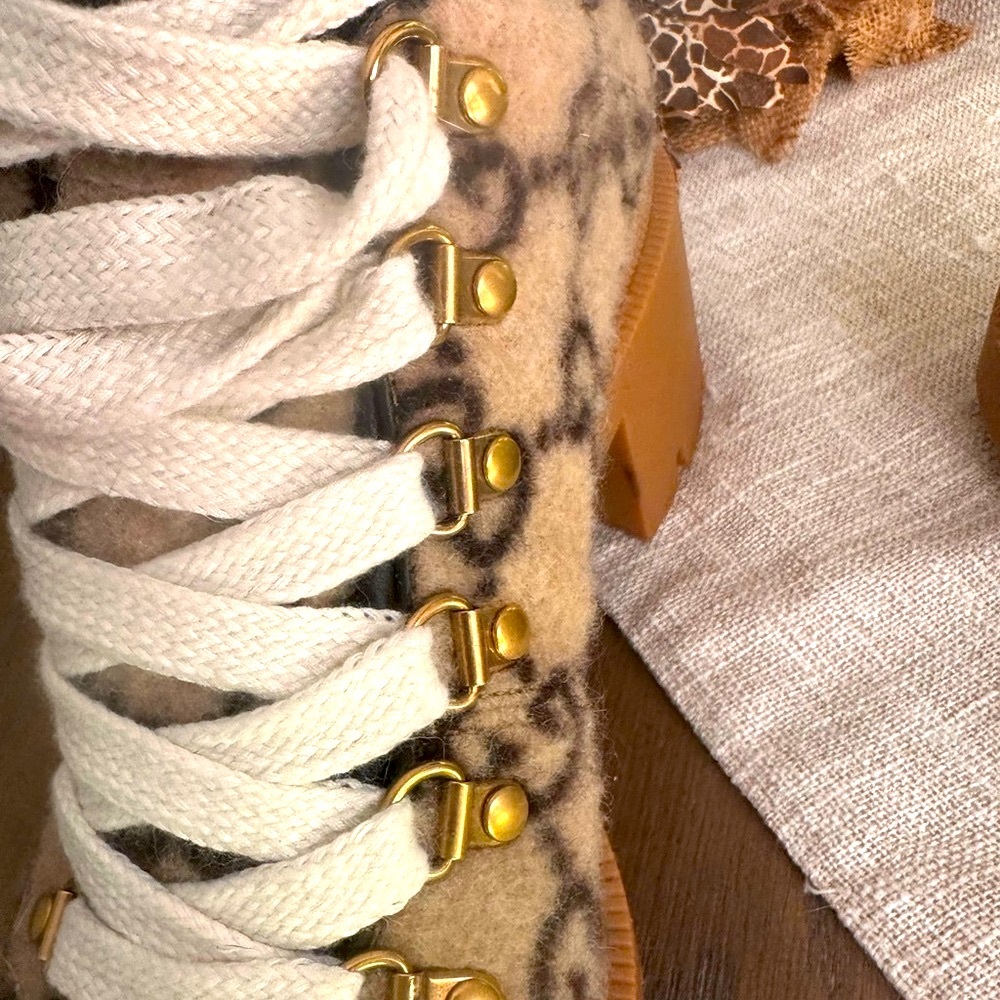 ❤️🔥❤️🔥SOLD❤️🔥❤️🔥Gucci GG Monogram wool Cream and Brown ankle boots - Picture 9 of 17